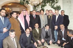 الشيخ فيصل الحمود متوسطا الحضور