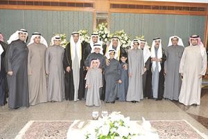 المعرس متوسطا الاهل في لقطة تذكارية