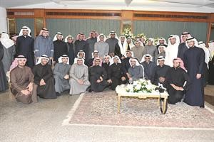 رواد ديوانية المحسن في الشامية في لقطة تذكارية
