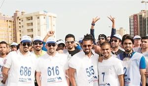 من اليمين الاعلاميون عبدالله بوفتين وعمر العثمان وجاسم العبوة
