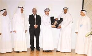 دناجي المطيري مكرما احد المشاركين﻿