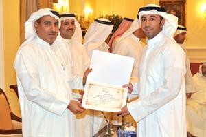 ومشارك اخر يتسلم شهادته
