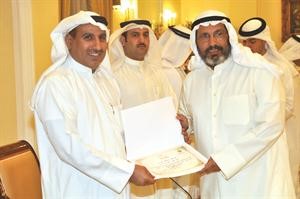 مشارك يتسلم شهادته
