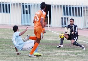 نواف المنصور يتصدى لتسديدة ناصر فرج﻿