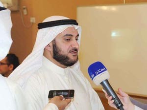 دمحمد الكندري متحدثا للصحافيين