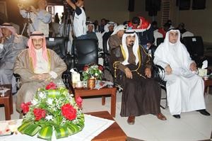 الشيخ دابراهيم الدعيج يتابع العرض المسرحي
