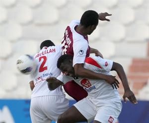 صراع على الكرة بين لاعبي الكويت والنصر الازرقكوم