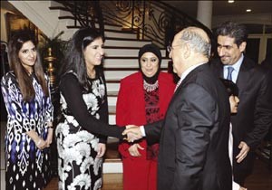 صاحب السمو الامير الشيخ صباح الاحمد مصافحا افراد اسرة سفيرنا في الفلبين وليد الكندري