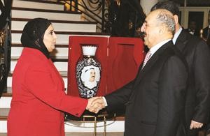 صاحب السمو مصافحا قرينة السفير