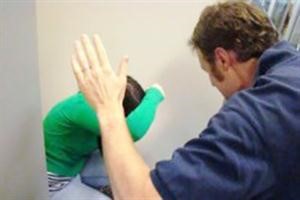 جزائري يذبح ابنته لاكتشافه صور ممثلين على هاتفها 