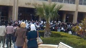 صورة بثها ناشطون علی الانترنت لمظاهرة خرجت في كلية الاداب جامعة حلب ﻿