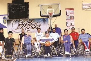 امين سر نادي المعاقين شافي الهاجري مع لاعبي السلة
