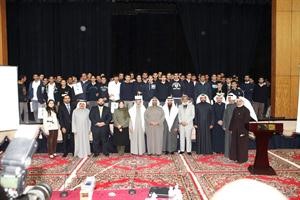 لقطة جماعية لمسؤولي الساير ونفط الكويت ومنطقة حولي التعليمية مع المشاركين في الحفل ﻿