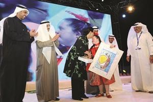 الشيخة امثال الاحمد مكرمة احدى الفائزات بحضور الشيخ محمد العبدالله والفريق احمد الرجيب ودنايف الحجرف وفيصل الحجي ويوسف الجاسم﻿