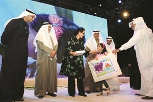 الشيخة امثال الاحمد مكرمة احدى الفائزات﻿
