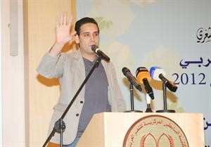 الشاعر محمود عثمان يلقي قصيدته

