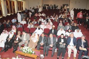 جمع كبير يشهد حضور انطلاق المهرجان
