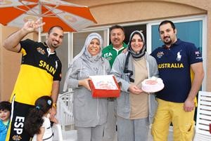 تقديم الهدية للامهات الموجودات في المنتزه
