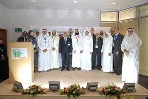دعبدالرزاق النفيسي متوسطا المشاركين في الملتقى﻿