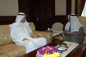 الشيخ احمد الحمود خلال استقباله المحامي الكندري
