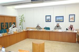 دمحمد الهطلاني ودجمعان الحربش ودخالد شخير ودعلي العمير اثناء اجتماع اللجنة