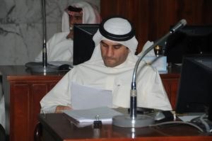 عبدالله الكندري يطالع بعض الاوراق 	فريال حماد﻿
