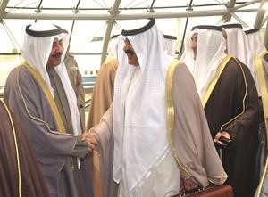 خالد الجارالله مصافحا الشيخ احمد الحمود
