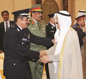 صاحب السمو مصافحا اللواء جاسم المنصوري