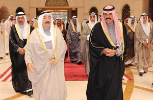 صاحب السمو الامير الشيخ صباح الاحمد لدى عودته لارض الوطن وفي استقباله سمو ولي العهد