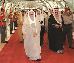 صاحب السمو الامير الشيخ صباح الاحمد لدى وصوله الى البلاد وفي استقباله سمو ولي العهد الشيخ نواف الاحمد واحمد السعدون والشيخ جابر العبدالله والشيخ فيصل السعود