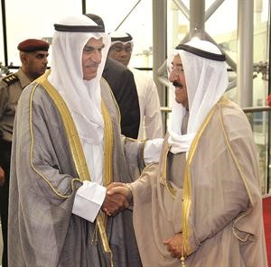 احمد السعدون مصافحا صاحب السمو الامير