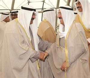 الشيخ مشعل الاحمد مصافحا صاحب السمو الامير