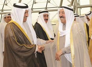 صاحب السمو الامير مصافحا سمو رئيس الوزراء الشيخ جابر المبارك