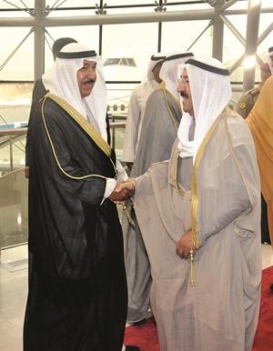 صاحب السمو الامير مصافحا الشيخ جابر العبدالله