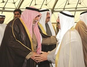 الشيخ احمد الخالد مصافحا صاحب السمو الامير ويبدو الشيخ احمد الحمود