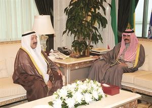 سمو ولي العهد الشيخ نواف الاحمد مستقبلا الشيخ ناصر صباح الاحمد﻿