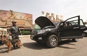 الشرطة العراقية تقوم بعمليات تفتيش باحدى النقاط الامنية في بغداد استعدادا للقمة العربية 	رويترز﻿