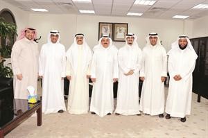 احمد الرجيب خلال لقائه مجموعة من الشباب اصحاب المشاريع﻿