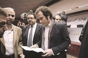 عمرو حمزاوي وعدد من الشخصيات خلال المؤتمر الصحافي للاعلان عن انسحابهم من تاسيسية الدستور افپ
