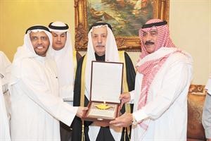 اللواء محمود الدوسري يكرم فلاح بن جامع مع دبشير الرشيدي

