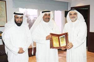 خالد الدخيل مكرما احد المشاركين