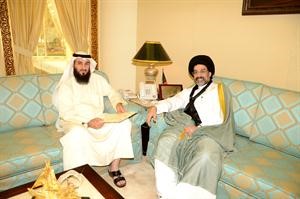 سيد حسين القلاف اثناء تقديمه صحيفة استجواب وزير الاعلام الشيخ محمد العبدالله الى الامين العام لمجلس الامة علام الكندري