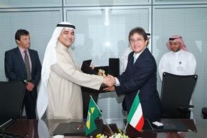 يوسف القبندي وجوزي بريرا عقب توقيع العقد﻿