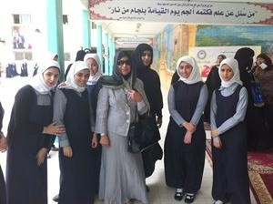 يسرى العمر مع مجموعة من الطالبات المشاركات في المعرض﻿