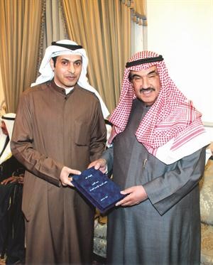 سمو الشيخ ناصر المحمد يتسلم من الزميل ذعار الرشيدي نسخة من كتابه الحرف 29﻿