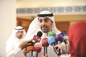 الشيخ محمد العبدالله متحدثا للصحافيين امس