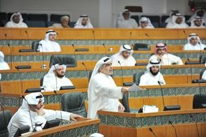عدنان عبدالصمد متحدثا خلال الجلسة﻿