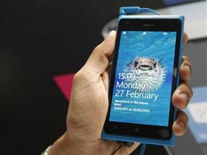 «إيه.تي آند تي» تبيع الهاتف الذكي لوميا مقابل 100 دولار لمنافسة «آي فون»