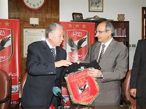 تبادل الهدايا والشعارات التذكارية بين الحمد وحمدي ناصر عبدالسيد