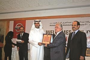 البابطين مكرما احد العملاء﻿